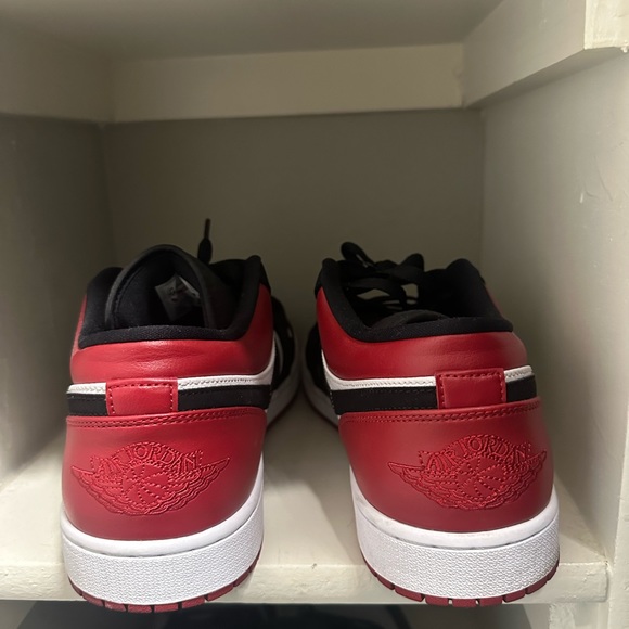 OU FOOTBALL TEAM ISSUED JORDAN 1 LOWS. - Picture 3 of 4